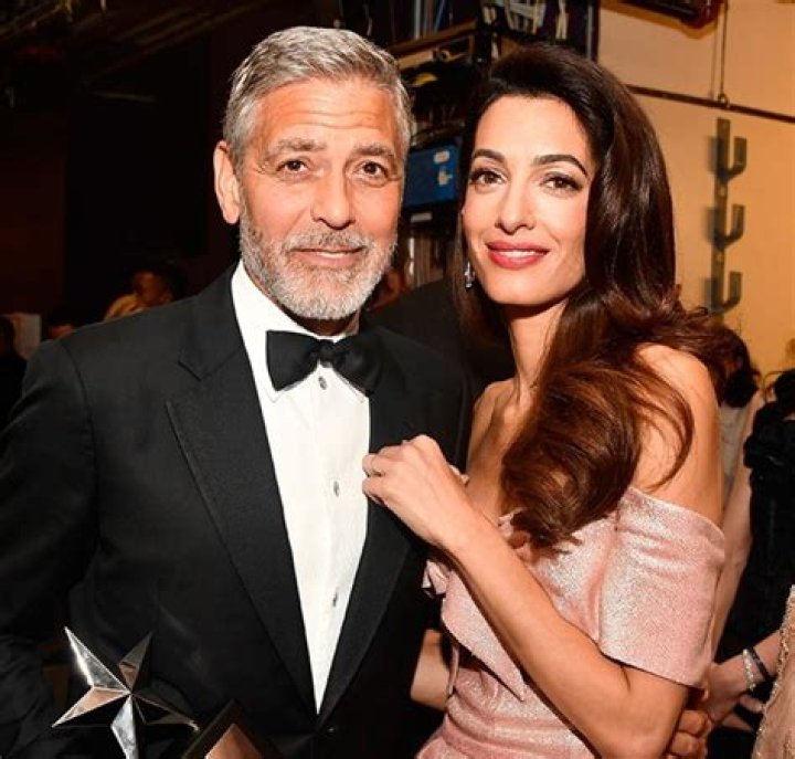 Amal e Clooney passeiam com filhos de barco por local em que se