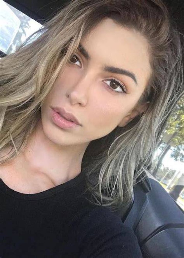 ANLLELA SAGRA Scrolller