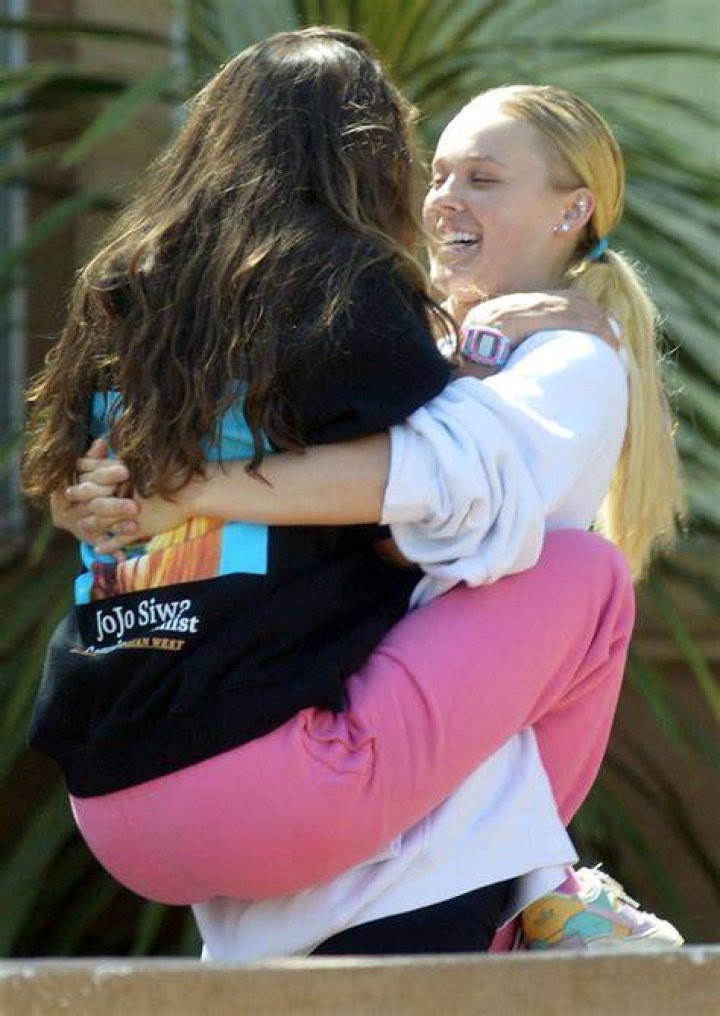 Are JoJo Siwa and Avery Cyrus Still Together? Split Clues J14