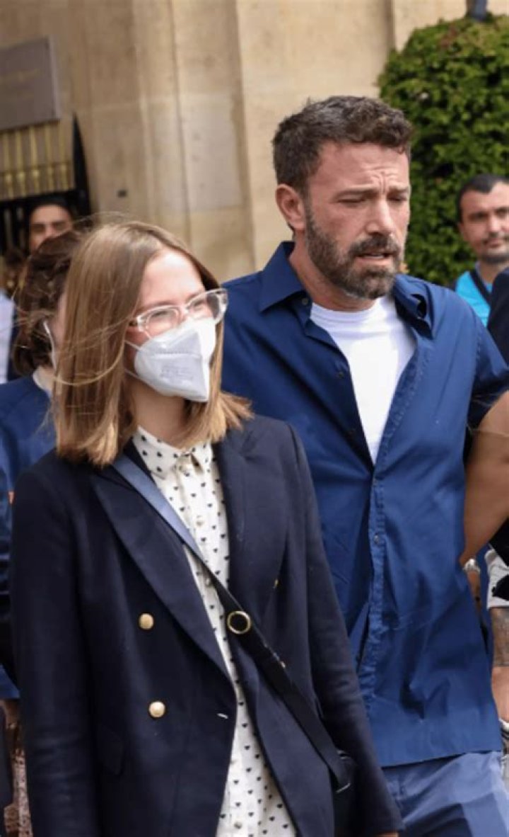 Ben Affleck&rsquo;s Daughter Violet Wears Mask To Join Him & Stepmom Jennifer