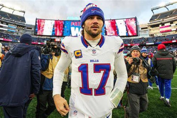 Buffalo Bills QB Josh Allen dating actress Hailee Steinfeld; more Buzz