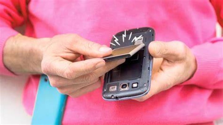 Can a cell phone be tracked if the battery is removed?