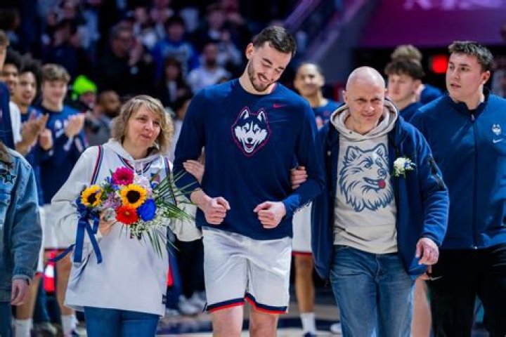 Connecticut Huskies What Is Alex Karaban Age? Parents Details