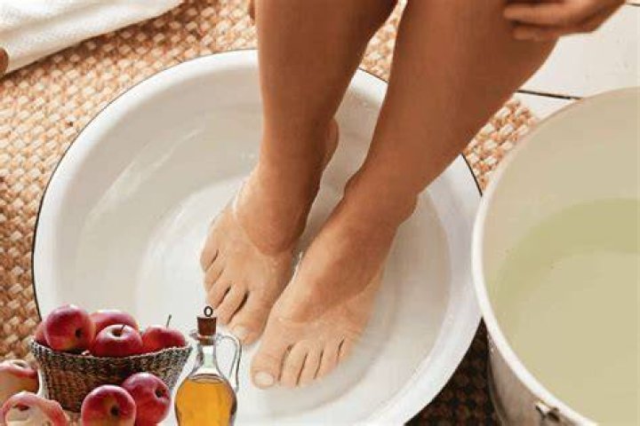 Does soaking your feet in apple cider vinegar help you lose weight?