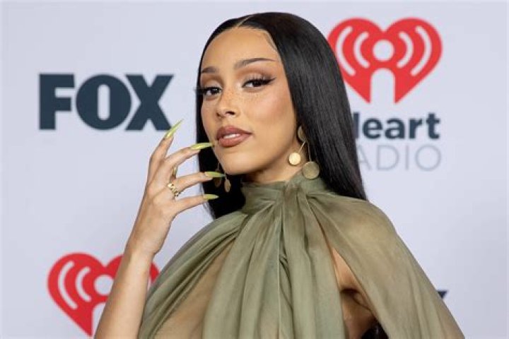 Doja Cat dishes on her new shaved head’ look
