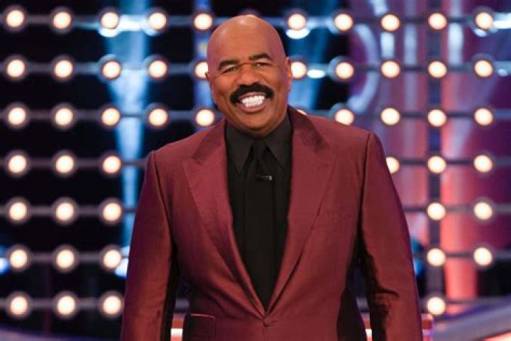 Download Steve Harvey Smiling And Looking Left Wallpaper