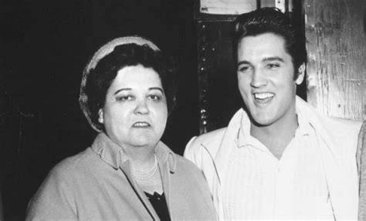 Elvis and his Mother Elvis presley photos, Young elvis, Elvis presley