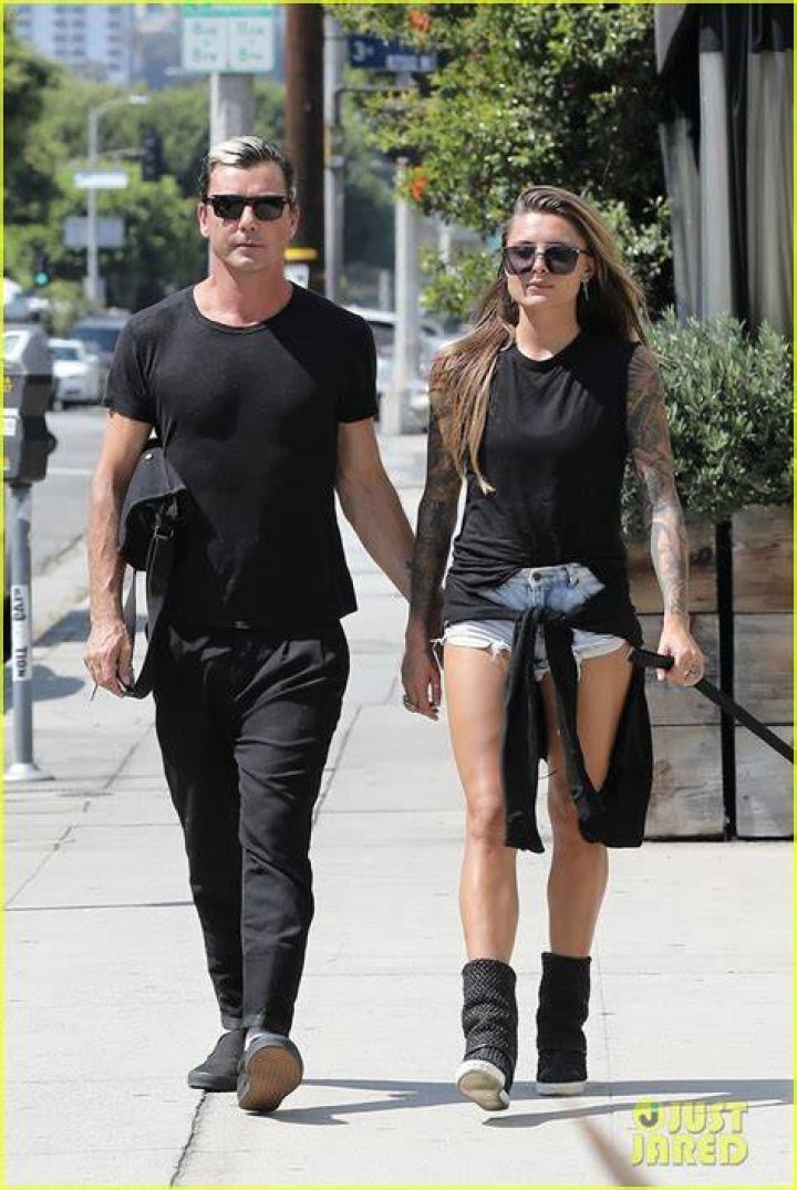 gavin rossdale holds hands with new girlfriend sophia thomalla 03 New