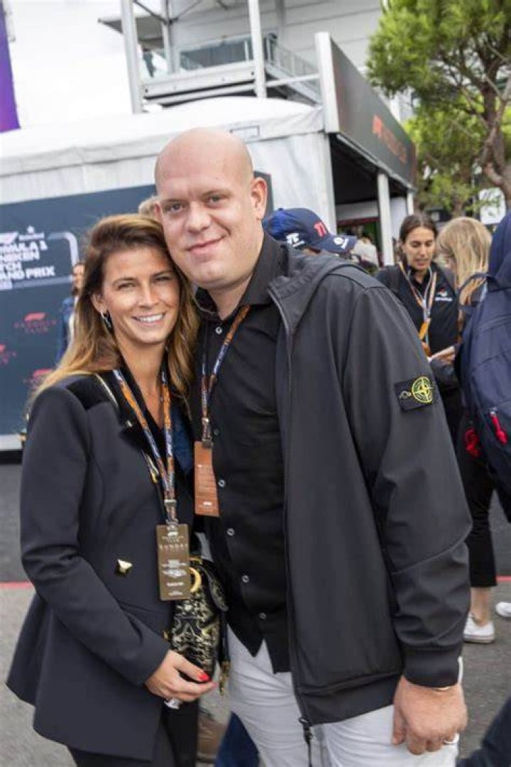 Hoe rijk is Lisa Celebrity.fm 1 offici&euml;le sterren