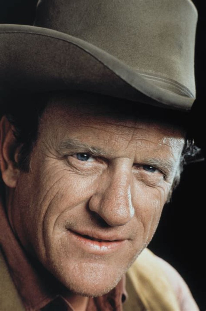 James Arness Actor Best Remembered On Gunsmoke Dies At Age 88 Ny