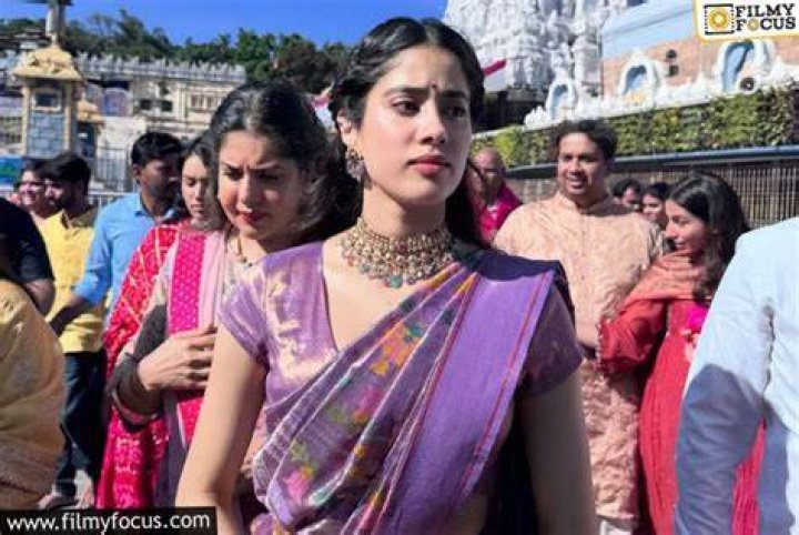 Janhvi Kapoor seeks blessings at Mahakaleshwar temple with Shikhar