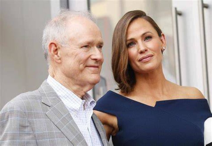 Jennifer Garner Out With Dad in LA March 2016 POPSUGAR Celebrity Photo 3