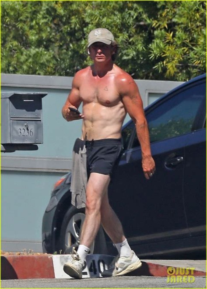 jeremy allen white shirtless Stable Diffusion OpenArt
