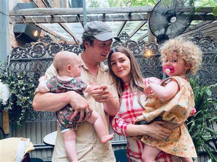 Jeremy Allen White Wife, Kids, Siblings, Parents (Family Members) YouTube