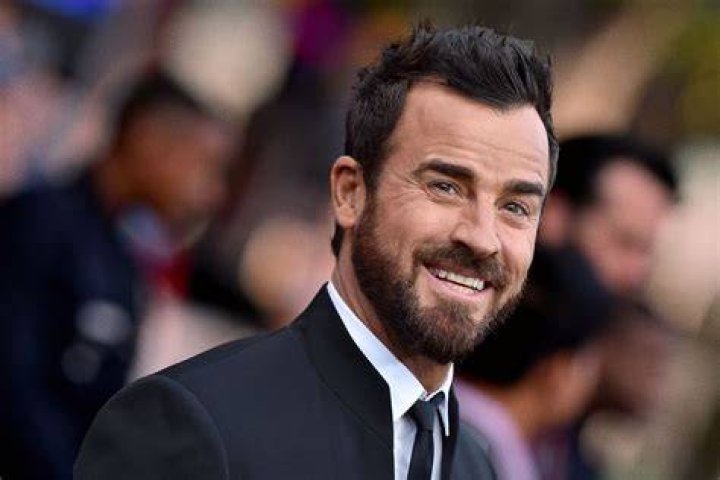 Justin Theroux flashes beard while with 'girlfriend' Petra Collins