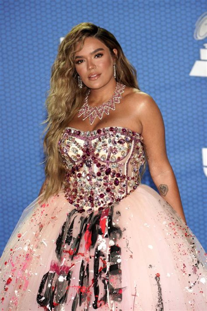 Karol G lleva el look de quincea&ntilde;era a otro nivel en los Latin Grammy