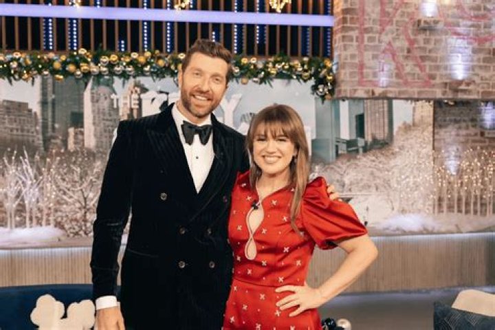 Kelly Clarkson And Brett Eldredge Give Live Debut Of Their Duet 'Under