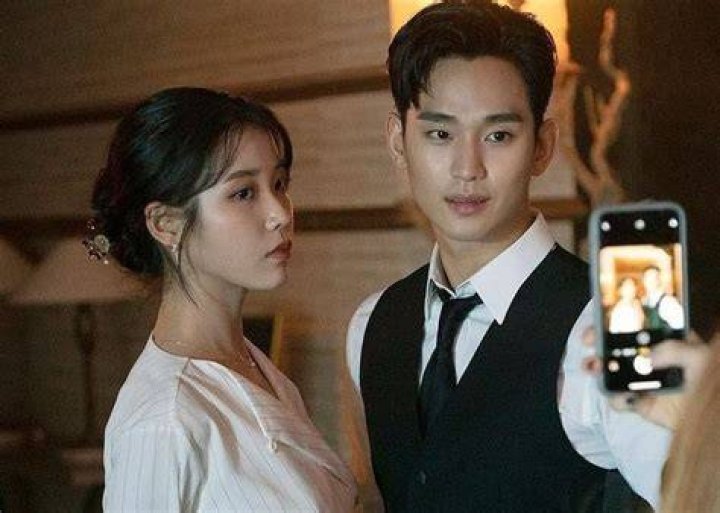 Kim Soo Hyun Flaunts Adorable Friendship with &lsquo;Dream High&rsquo; CoStar IU