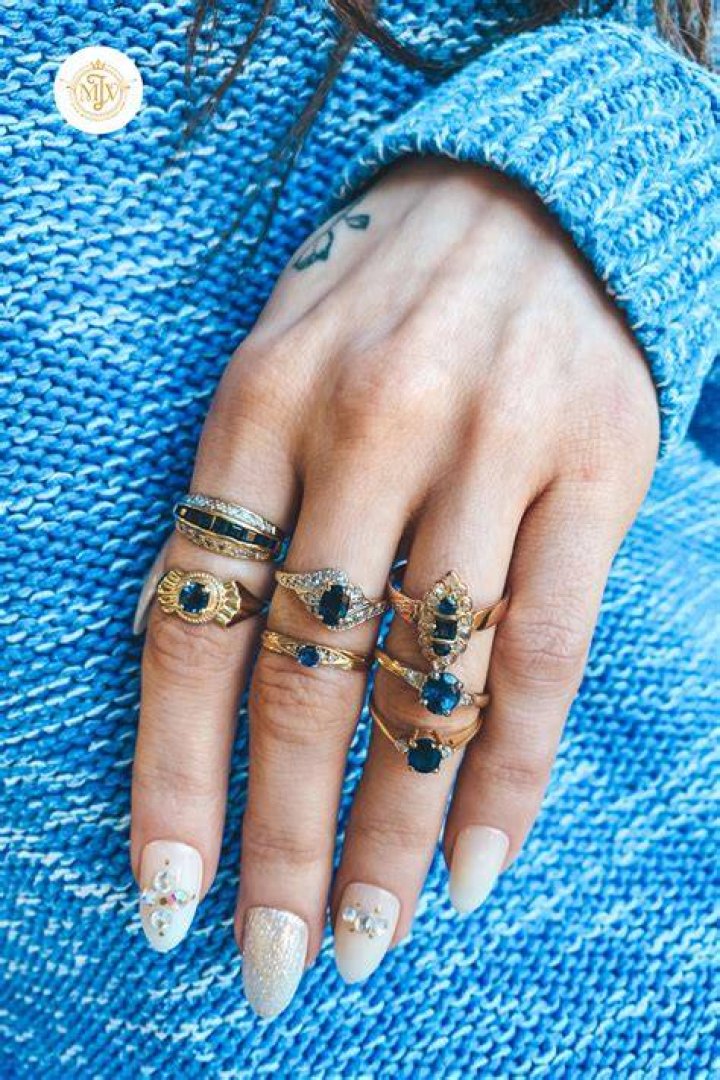 Kimer&uuml;l&eacute;s Koordin&aacute;ta &ouml;zvegy 7 rings ariana grande tattoo Kev&eacute;sb&eacute;