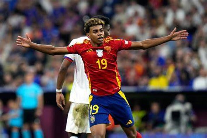 Lamine Yamal se convierte en el jugador del Barcelona m&aacute;s joven en