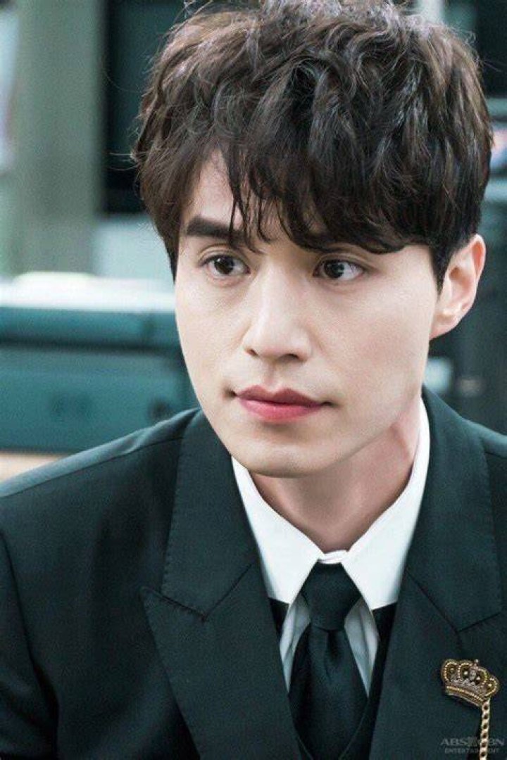 Lee Dong Wook Drama / Meet the Hotel Staff Of "Hotel King" through the