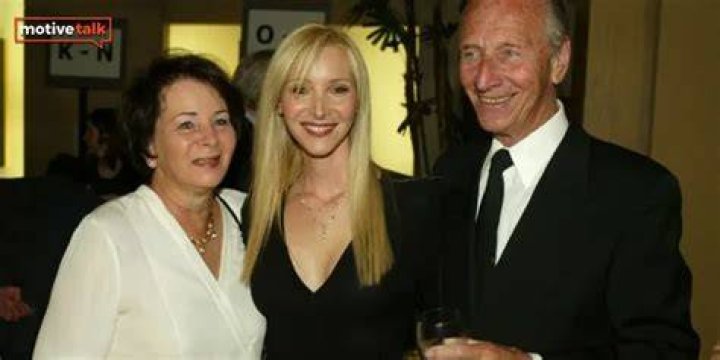 Lisa Kudrow and lookalike mother pose for very rare photo together Nestia