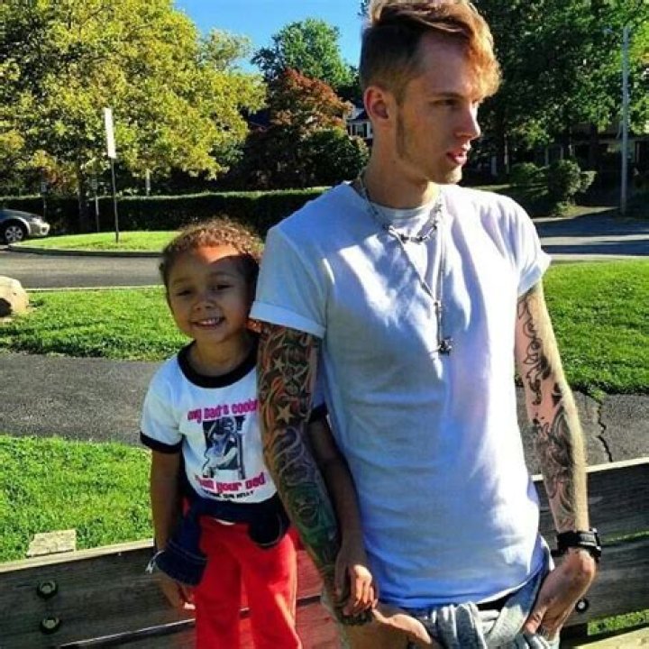 Machine gun kelly dad information Trending
