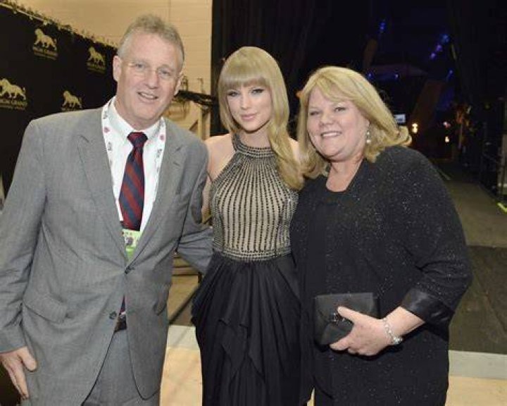 Meet Taylor Swift Parents; Andrea and Scott Kingsley Swift TRAN HUNG
