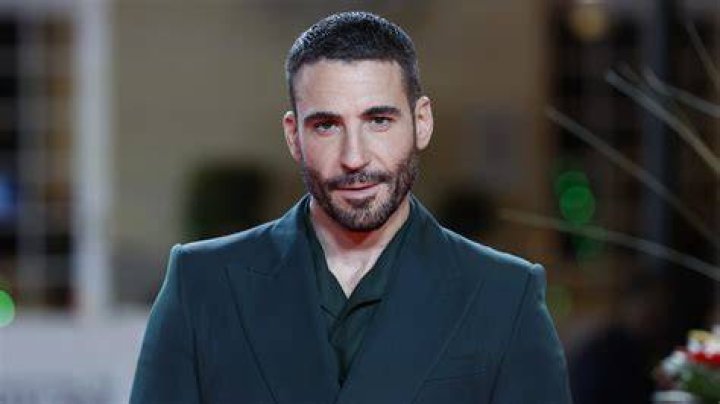 Miguel Ángel Silvestre le 'roba' la sudadera a Paula Echevarría en
