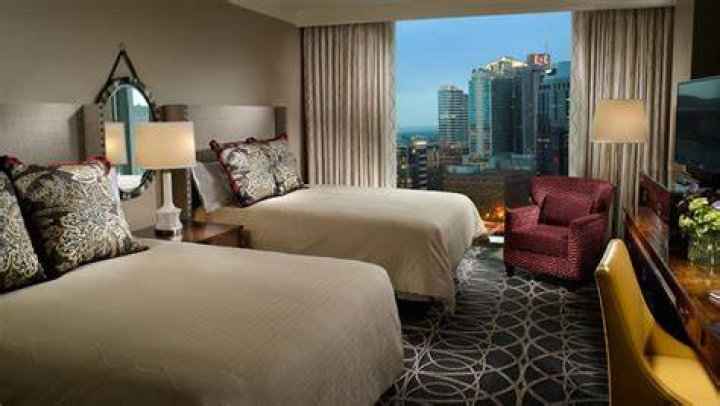 Nashville Hotel Guest Awakes, Finds Night Employee in Uniform Sucking