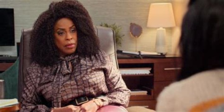Niecy Nash as Dr. Jamie Ryan on Never Have I Ever (2020) Niecy Nash's