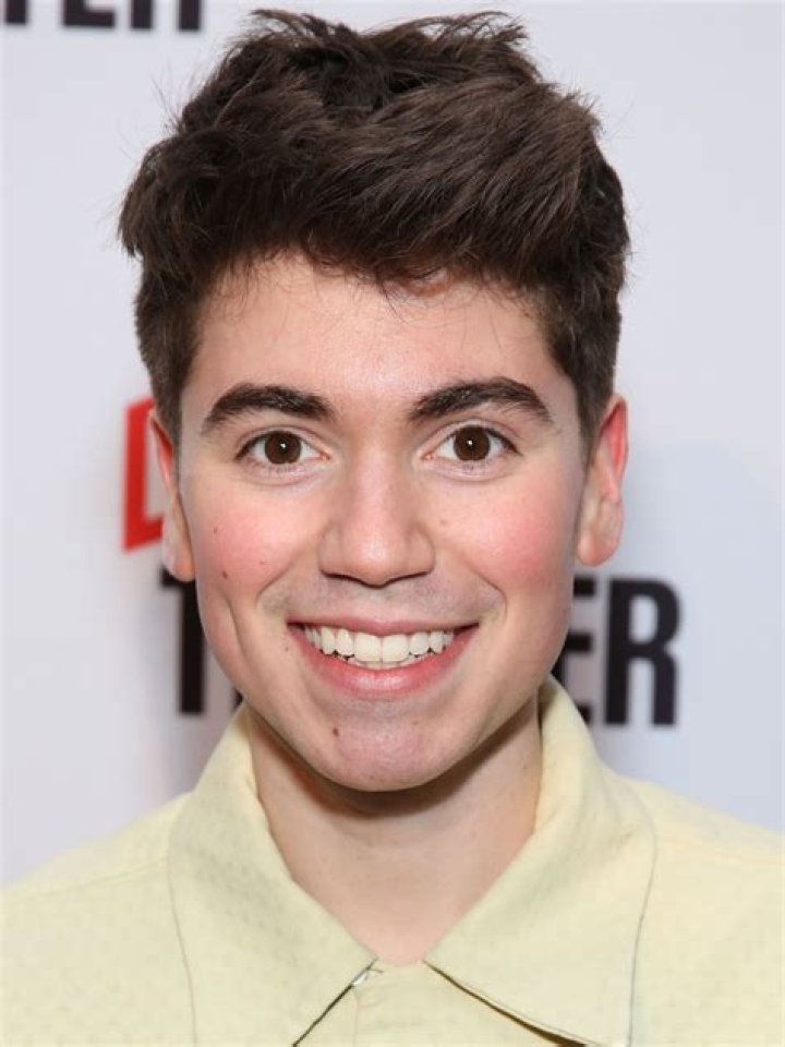 Noah Galvin AlloCin&eacute;