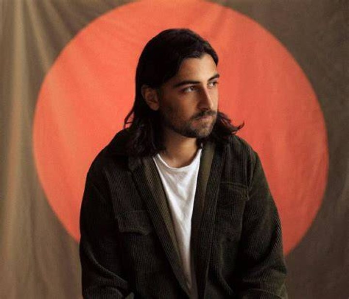 Noah Kahan's Girlfriend Is a Teacher Facts about Their Relationship