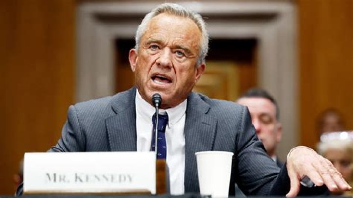 &Omicron;&Delta;&Upsilon;&Sigma;&Sigma;&Epsilon;&Iota;&Alpha; TV O Robert Kennedy Jr. &pi;&rho;&omicron;&epsilon;&iota;&delta;&omicron;&pi;&omicron;&iota;&epsilon;ί, ό&tau;&iota; &tau;&alpha; &laquo;&psi;&eta;&phi;&iota;&alpha;&kappa;ά &mu;&epsilon;&tau;&rho;&eta;&tau;ά