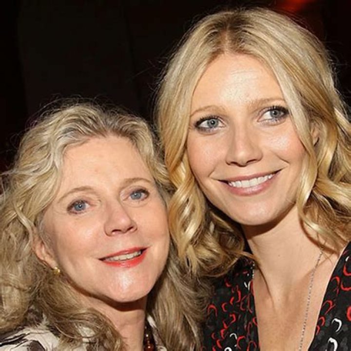 Paltrow and her mother Blythe Danner attend the 2004 Crystal