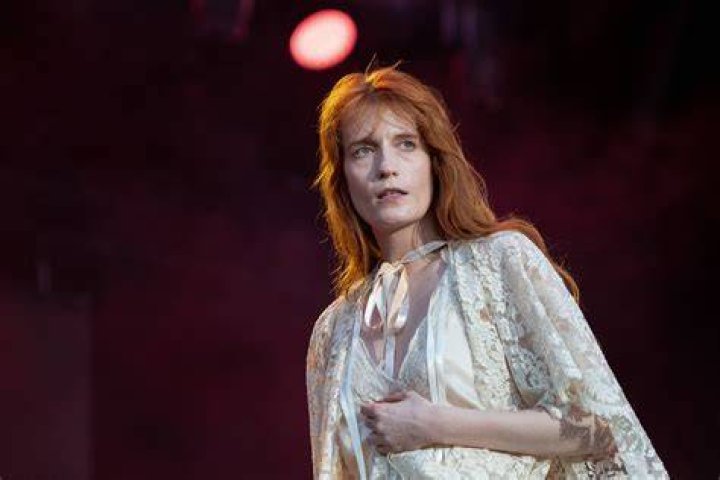 Photo florence welch hits the beach with new boyfriend 02 Photo
