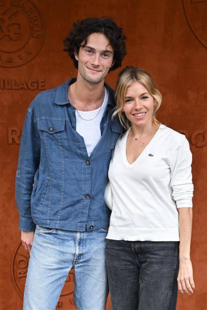 Photo sienna miller oli greene share steamy kiss lunch in london 69