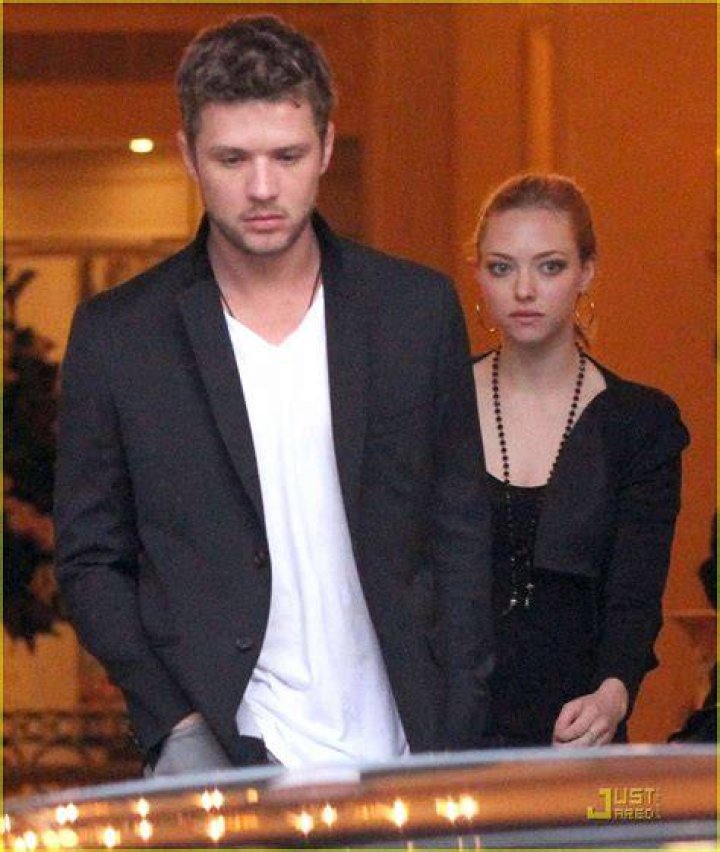 Ryan Phillippe & Amanda Seyfried Cuddle In Paris (PHOTO) HuffPost