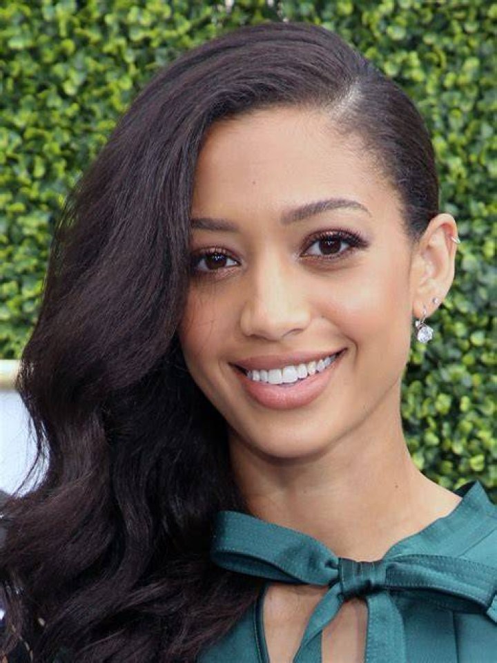 Samantha Logan picture