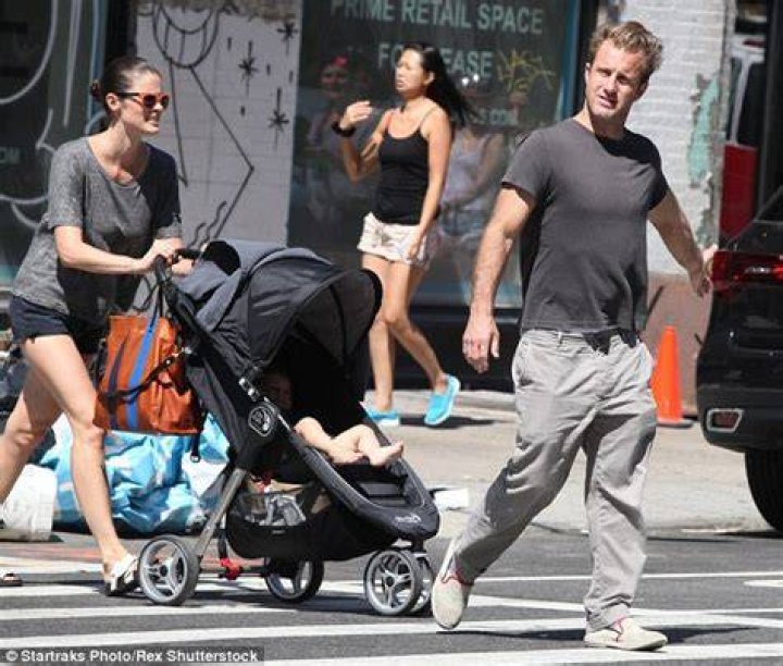 Scott Caan takes a stroll through New York with girlfriend Kacy Byxbee