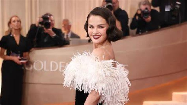 Selena Gomez Wows in Custom Red Dress at MTV VMAs 2023 Photo 4967321