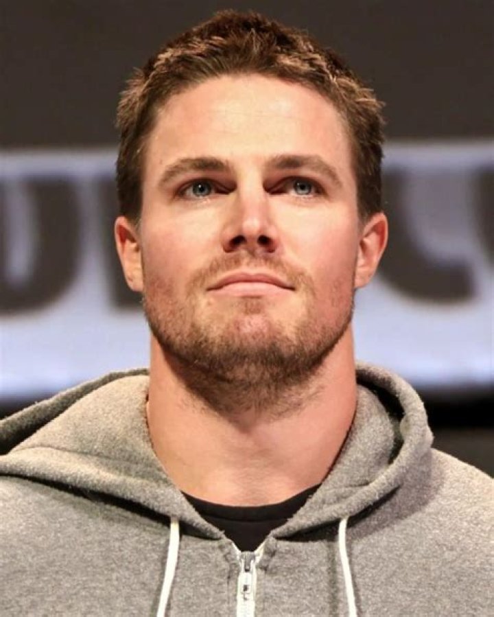 Stephen Amell 30 amazing facts about the actor! (List) Useless Daily