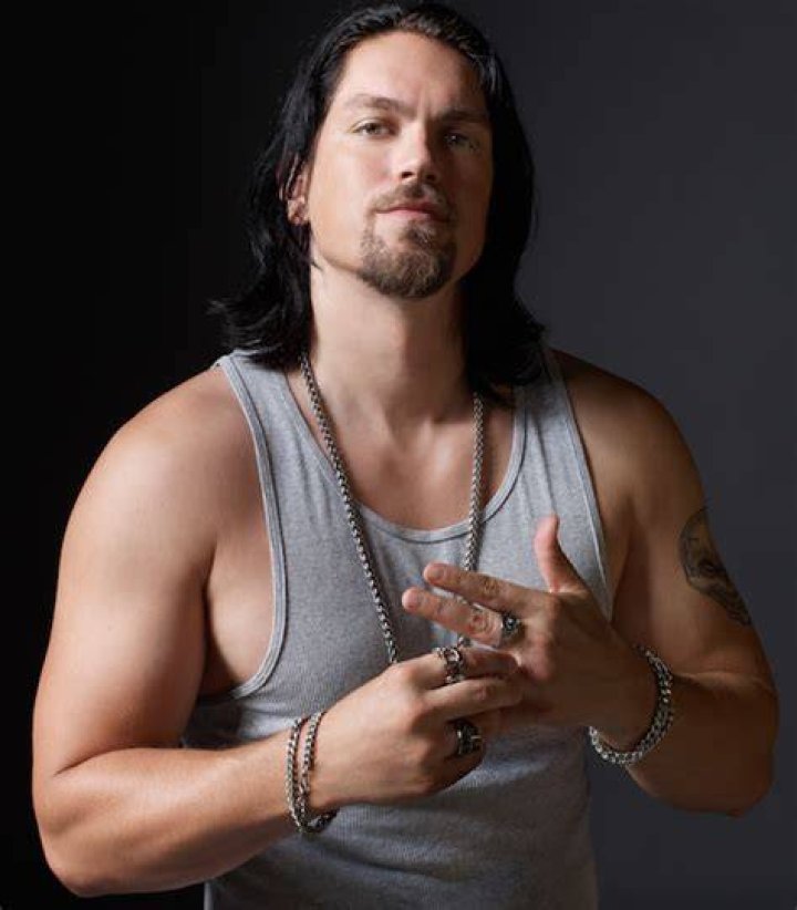 Steve Howey as Kev in SHAMELESS (Season 9, Episode 07, “Down Like the