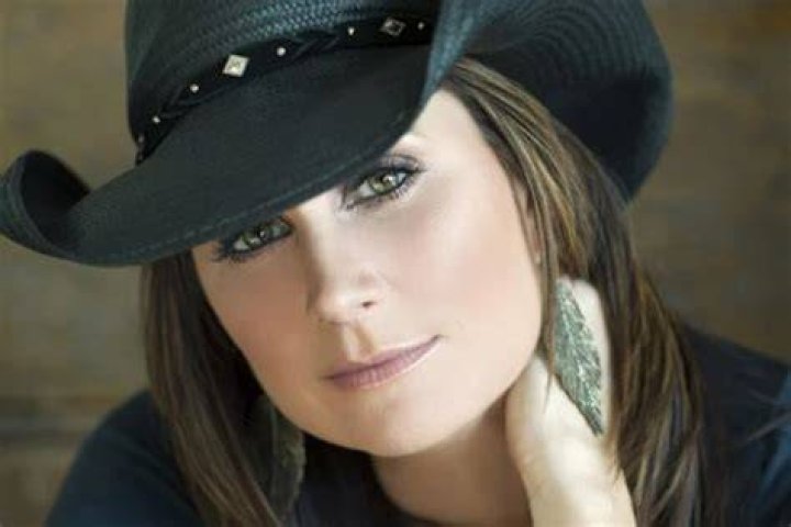 Terri Clark Finds Her Smile Again With &lsquo;Roots & Wings&rsquo;