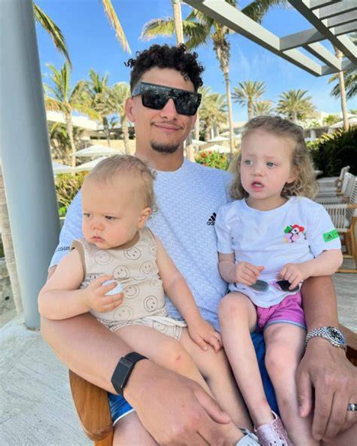 Vacation Vibes Patrick Mahomes Poses for &ldquo;Beautiful&rdquo; Family Phics as