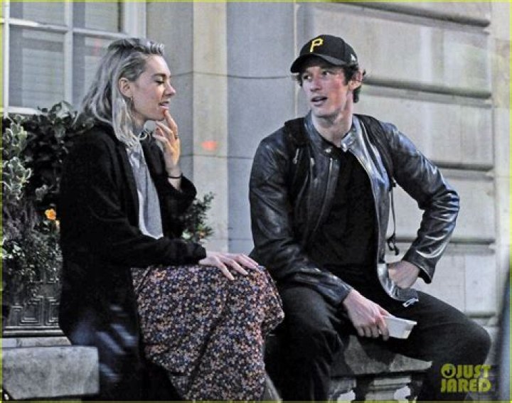Vanessa Kirby & Callum Turner Share a Kiss on Their Date Night Photo 4164822 Photos Just