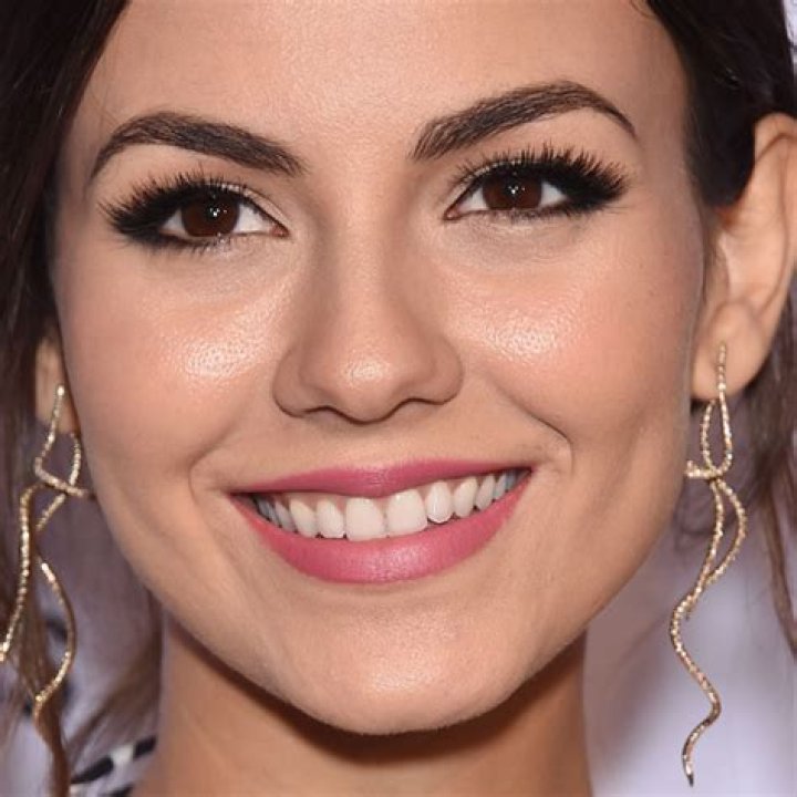 Victoria Justice Makeup Black Eyeshadow, Brown Eyeshadow & Mauve