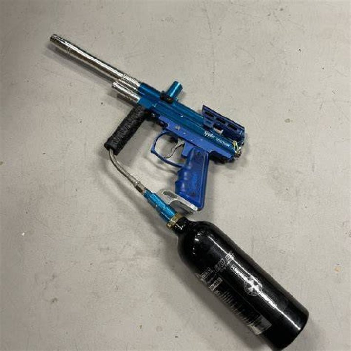 What is better in a paintball gun compressed air or CO2?