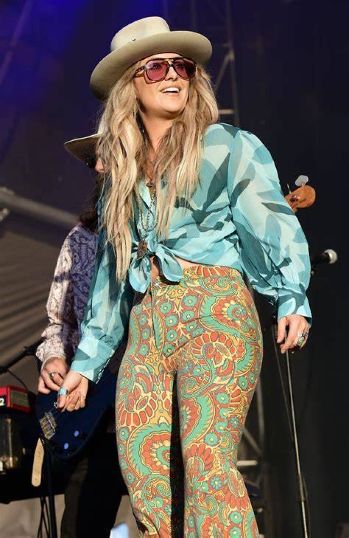 Who Is Lainey Wilson's 'Hot Date' At The ACM Awards? Her Boyfriend