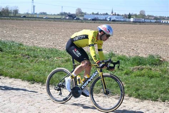Wout Van Aert and his wife Sarah De Bie pictured during the Gala van de